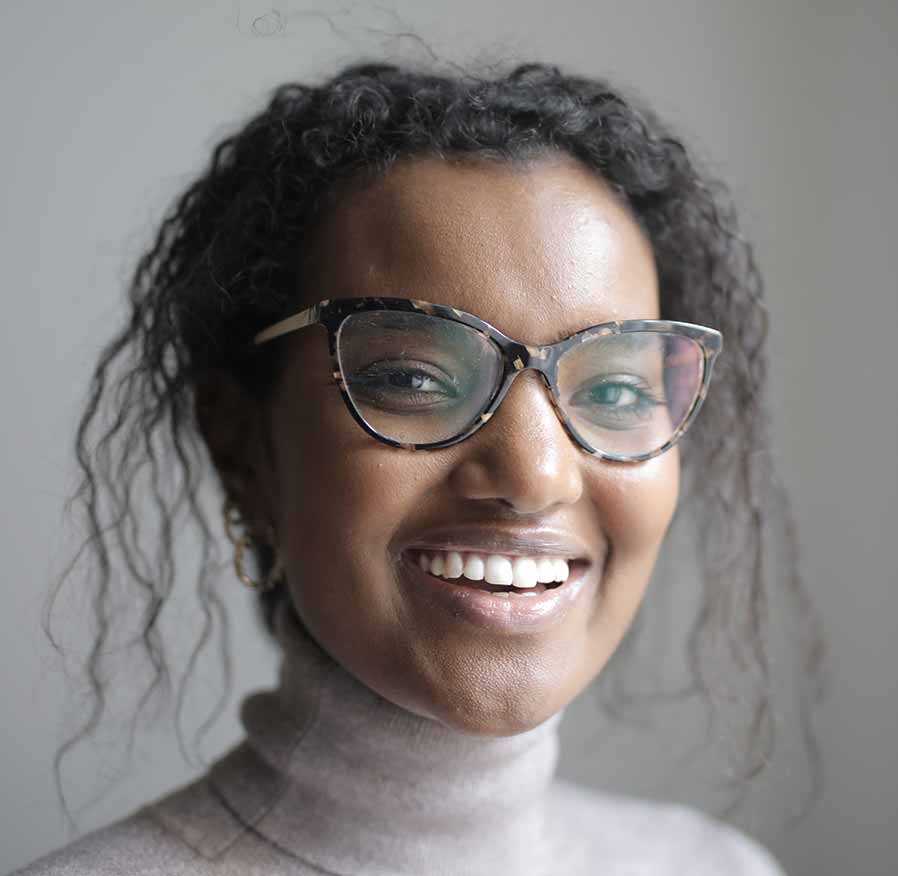 Assistente de Auditoria na reportpro Assitente de auditoria com um sorriso para si