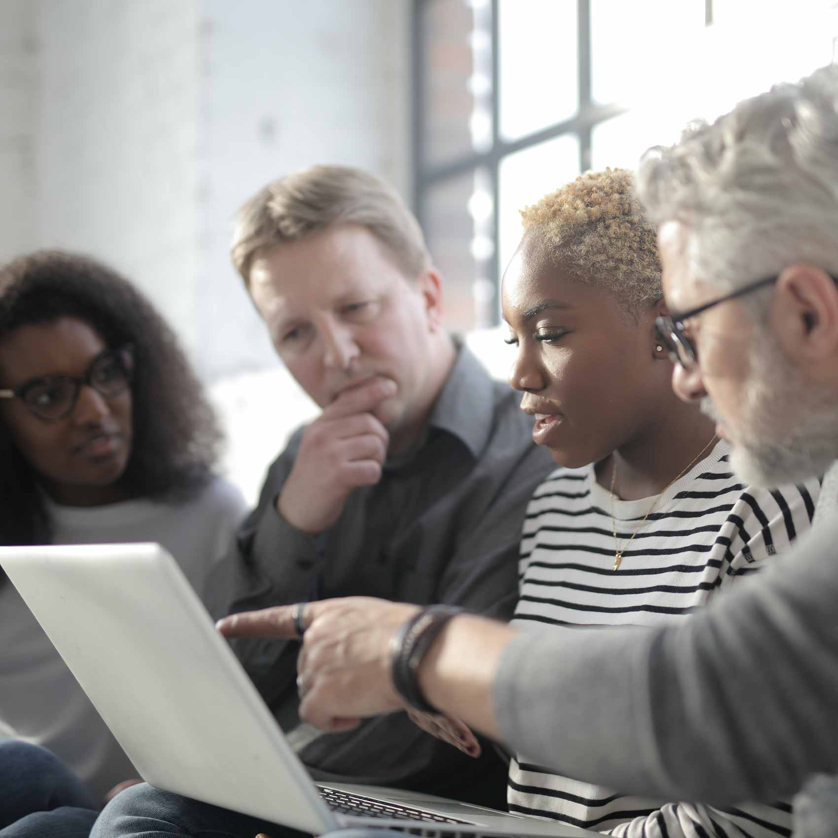 Equipa de auditores em Angola Reunião de equipa de auditoria